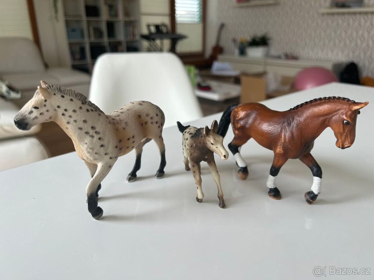 Koně Schleich a dva jiné