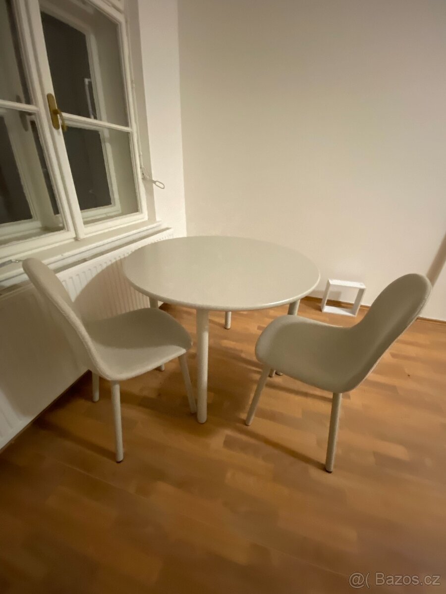 Kulatý jídelní stůl + 2 čalouněné židle