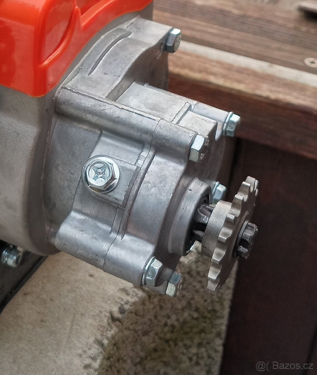 Odstředivá převodovka na 2 taktní motor křovinořezu