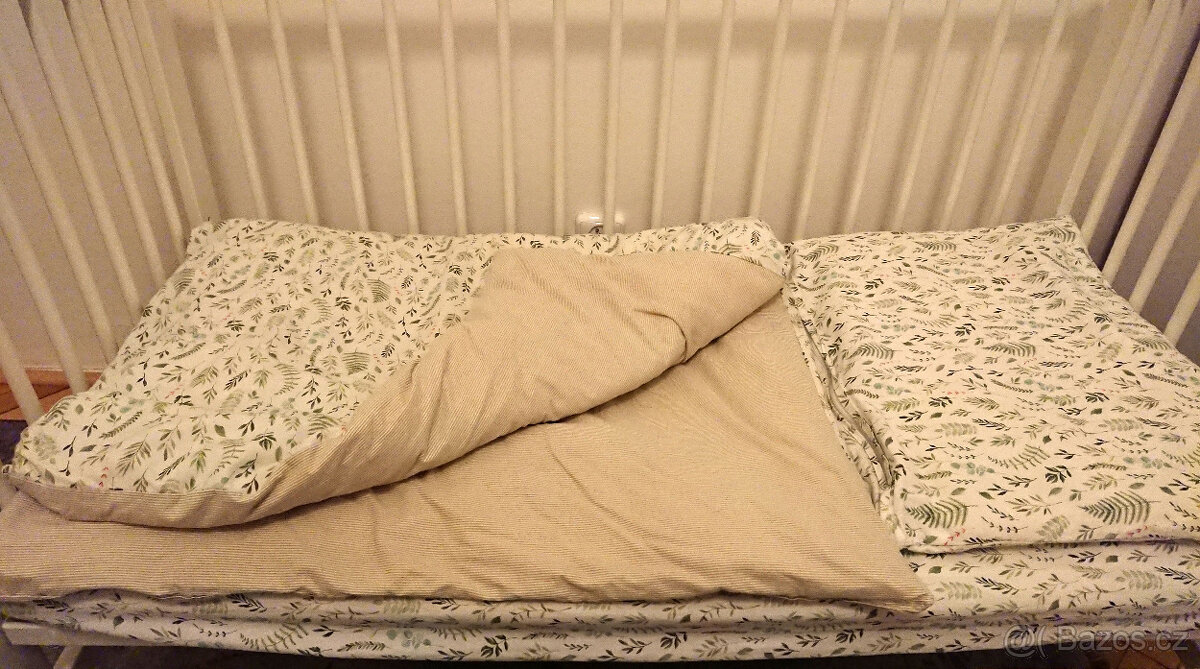 Postýlka IKEA s matrací, peřinkami a příslušenstvím