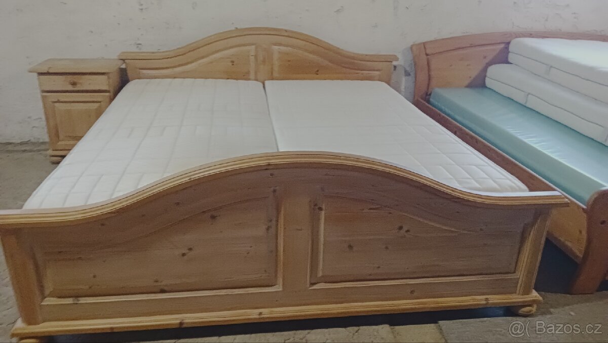 Selská postel 180 s nočním stolkem.