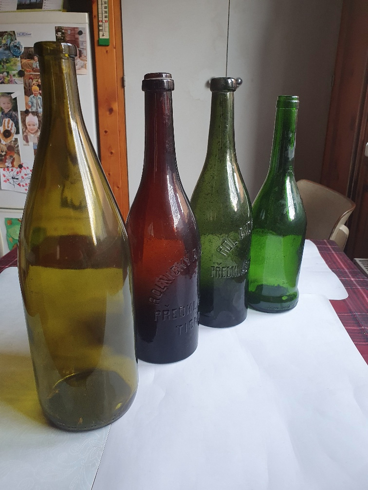 Staré vinné , sodovkové a pálenkové lahve