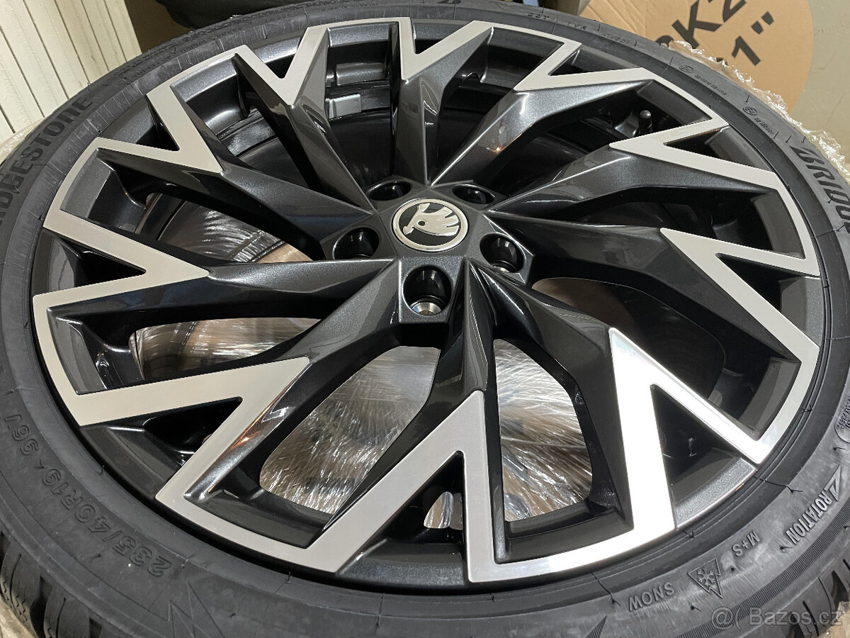 SUPERB 4, 3 NOVÁ ZIMNÍ ALU HELIX BLACK 235/40/19 R.V 2024