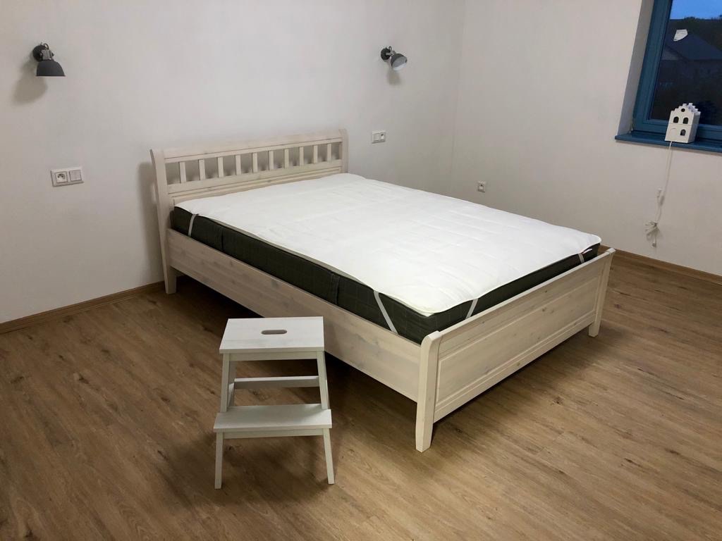 Dřevěná postel Jitona