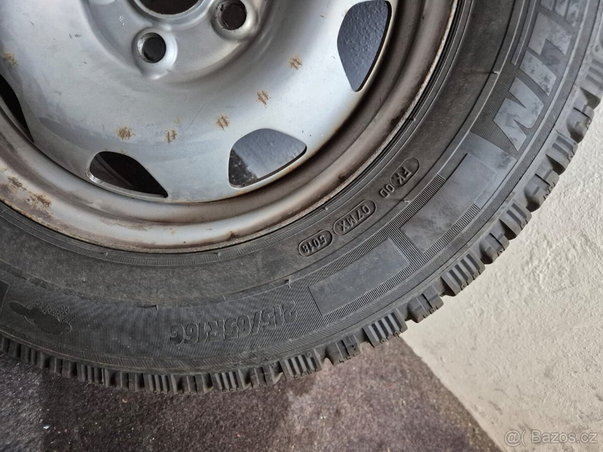 Michellin zimní pneu 215/65/R16C. WV Multivan Originál.