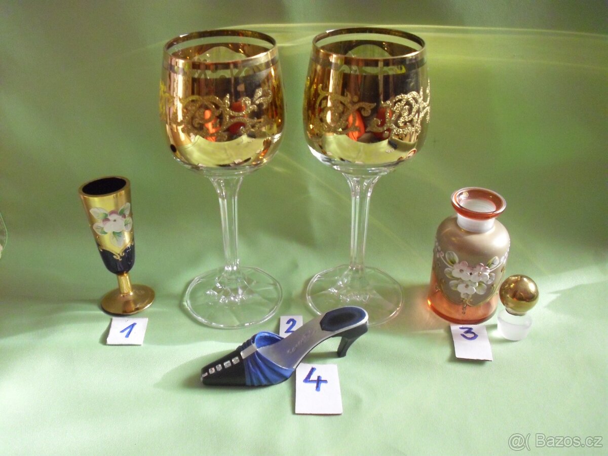 Novoborské sklo a poháry na víno.