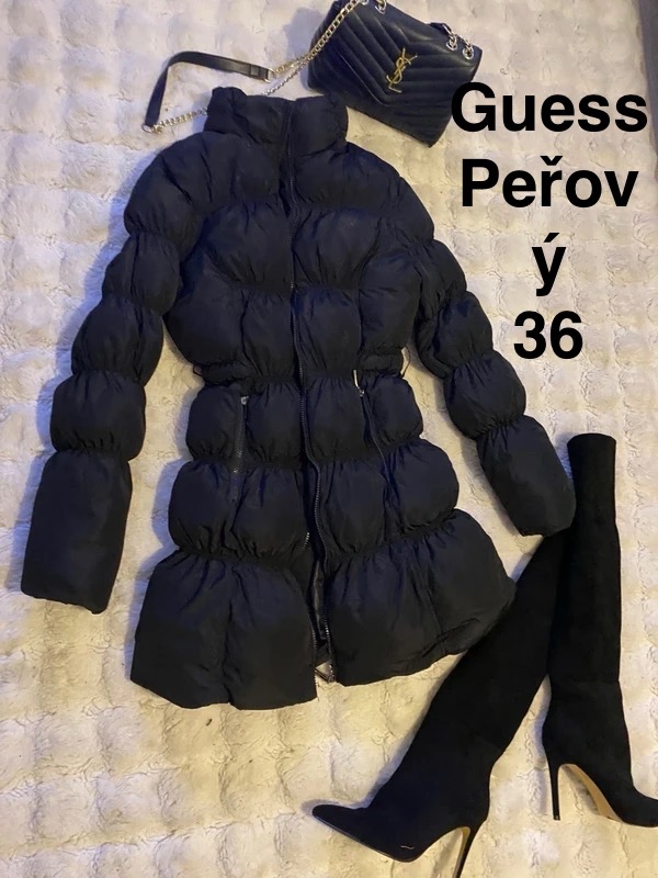 Guess perovy prosivany kabat cerny damsky 36