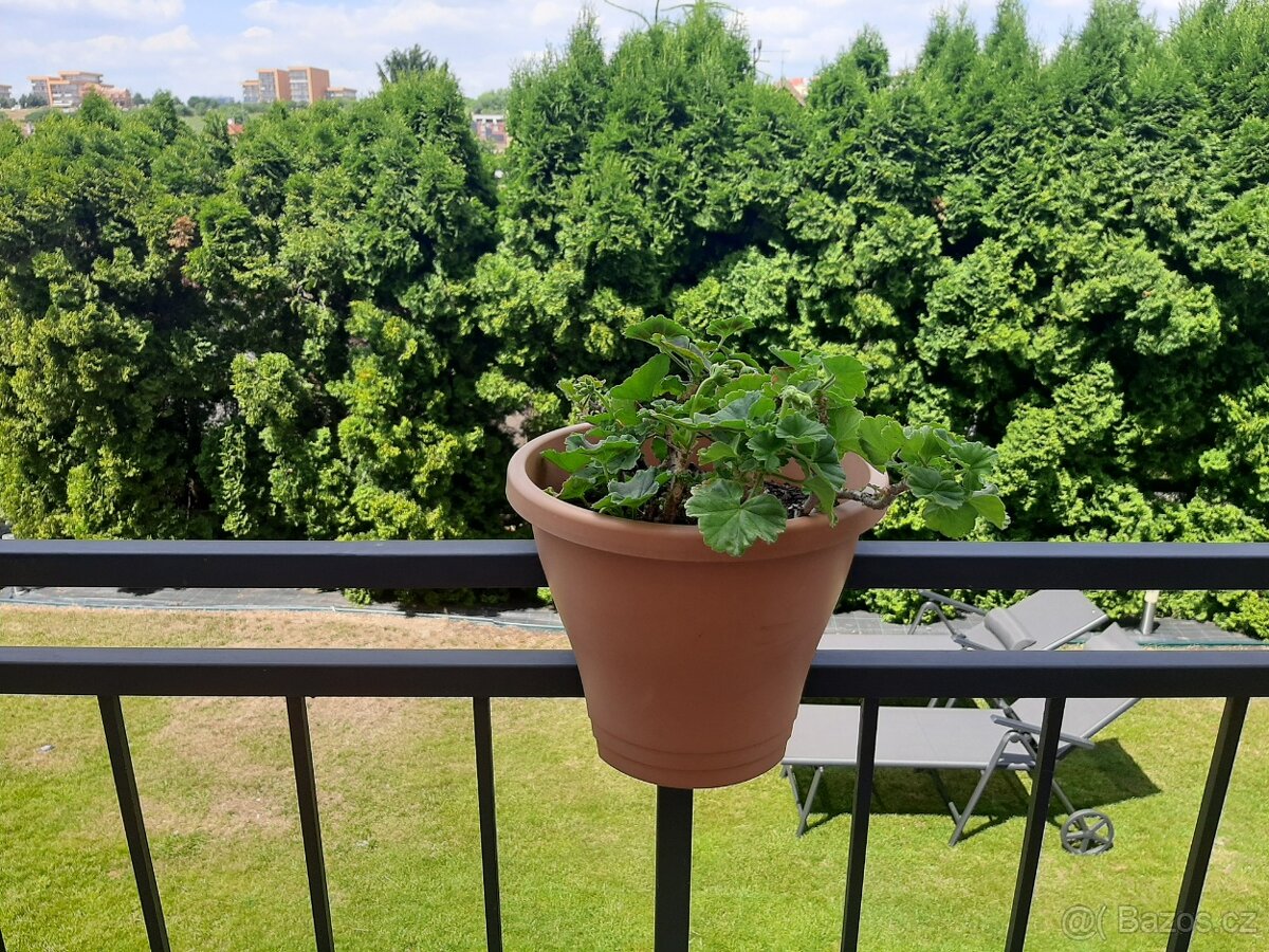 květináč na zábradlí