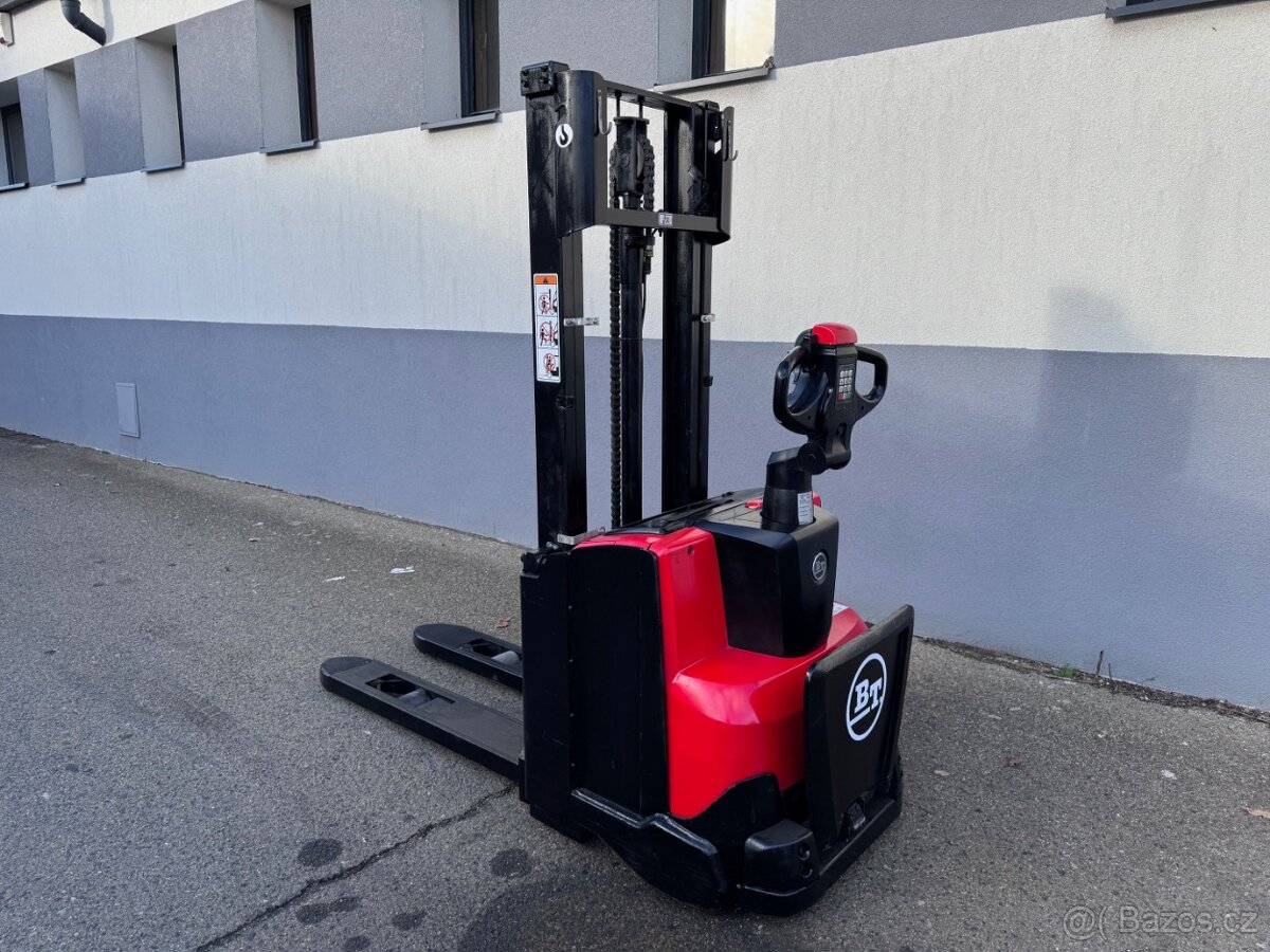 Vysokozdvižný vozík AKU ruční s plošinkou Toyota