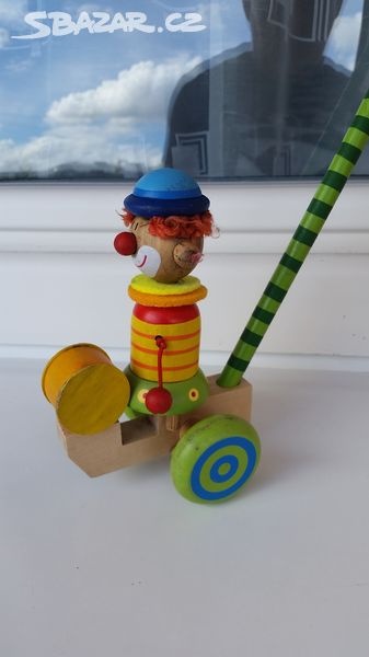 Dřevěná hračka šašek na tyči