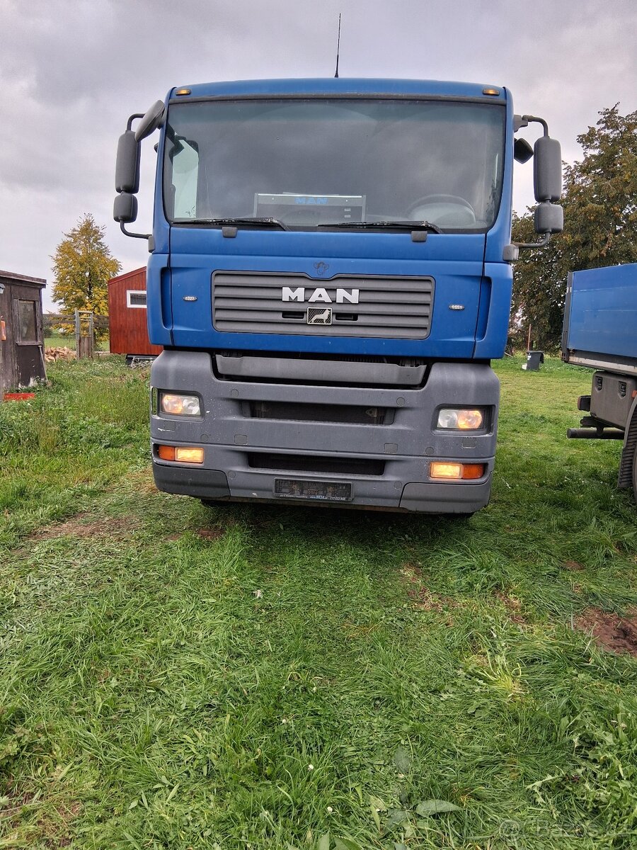 Man TGA 26.4406x2 s hydraulickým jeřábem
