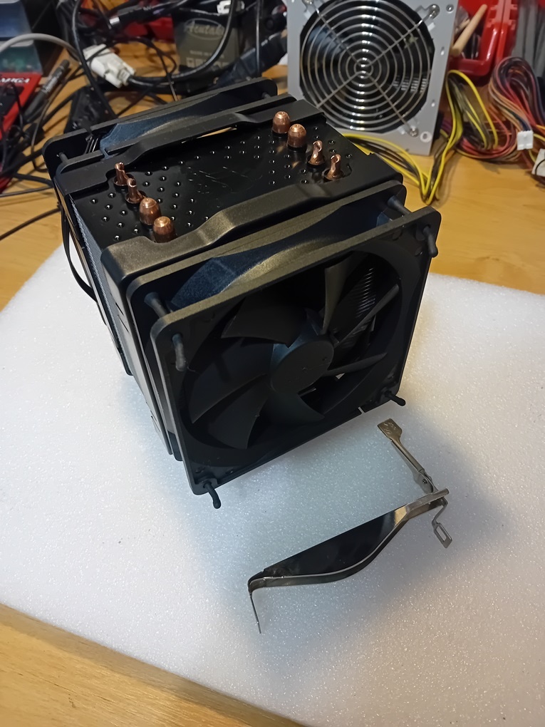 Velký chladič CPU Corsair pro AMD