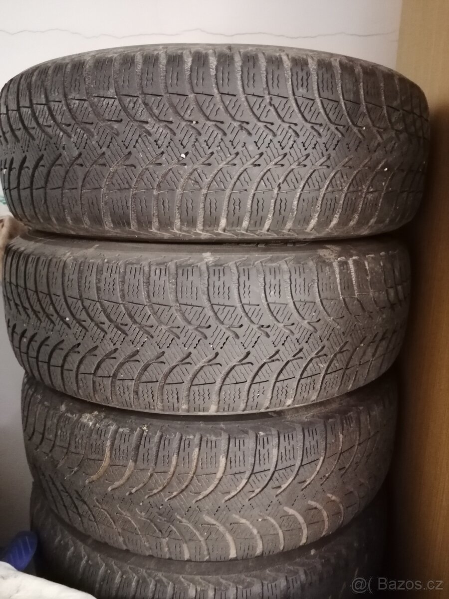Sada plechových disků 5x100 "15" včetně zimní pneu 185/60 15