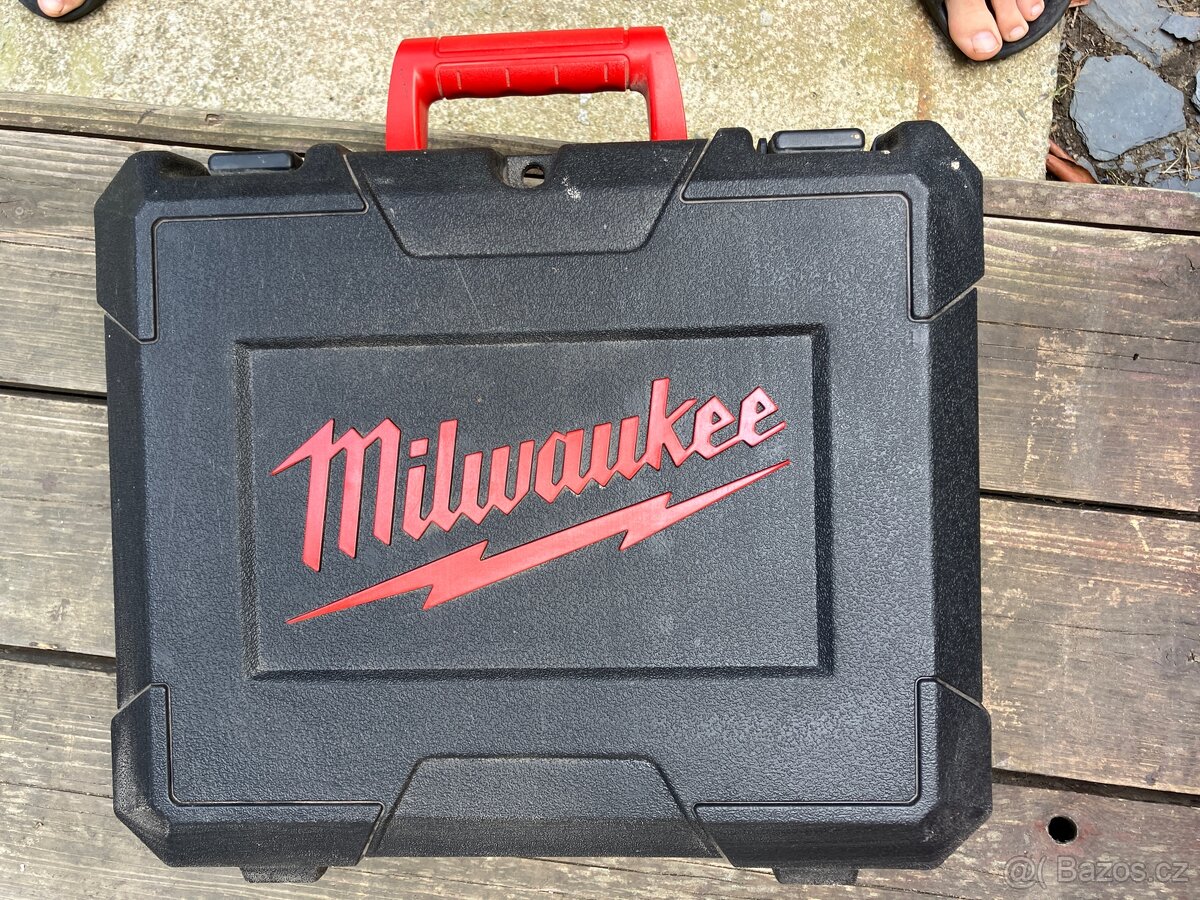 Aku vrtačka s příklepem Milwaukee 18V 2x2Ah