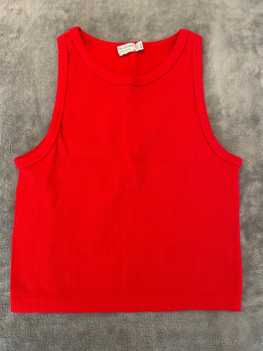 červený žebrovaný crop top stradivarius | vel. s