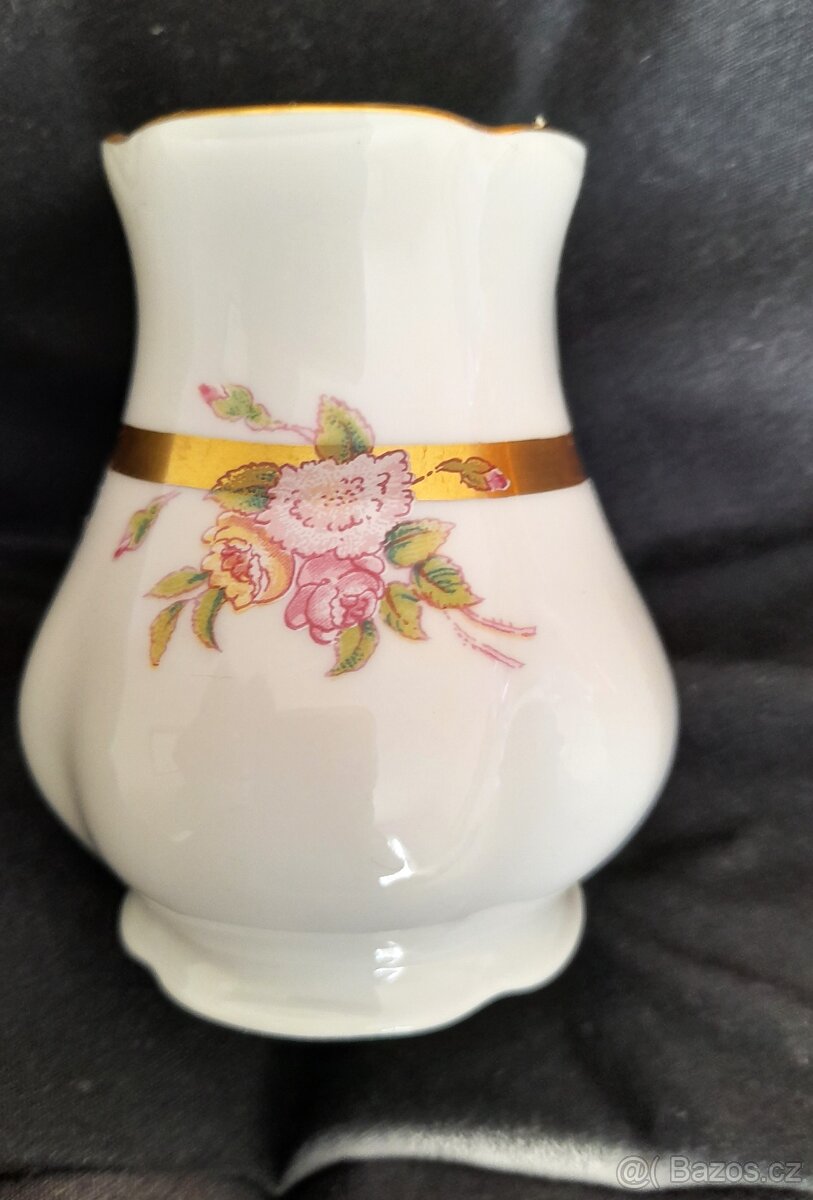 Vázička zdobená pozlaceným proužkem