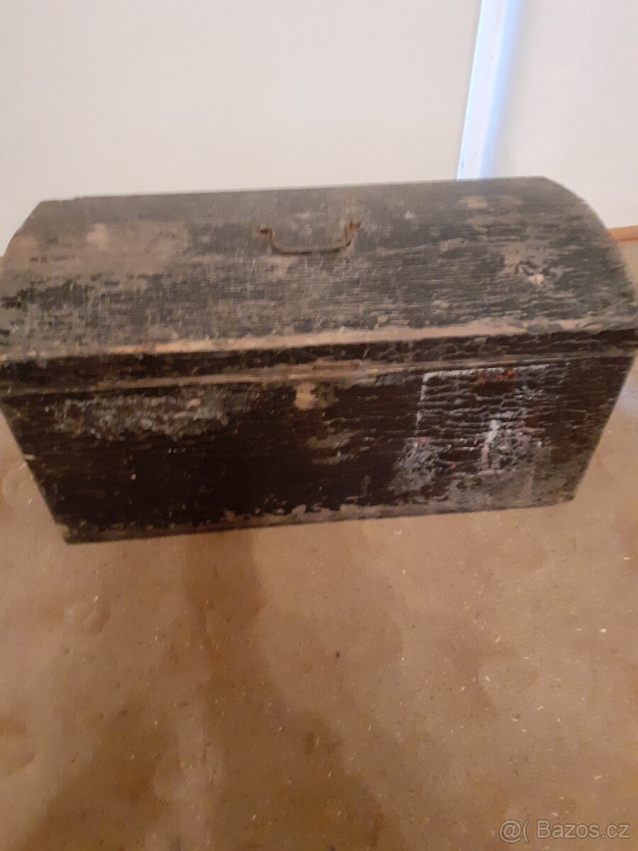 Starožitný  vojenský  kufr