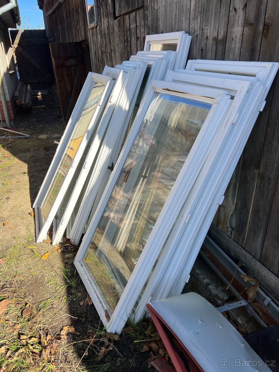 Bílá dvousklá okna dřevěná