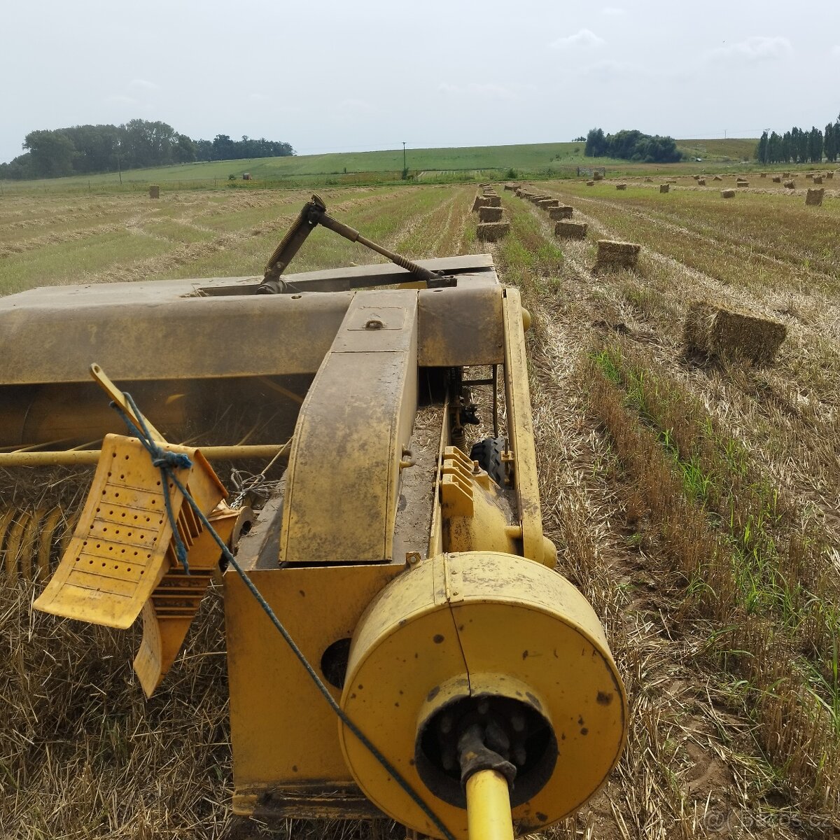 Malé hranaté balíky pšeničné slámy sklizeň 2025