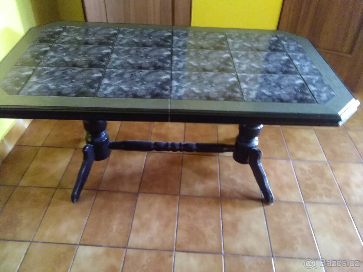 Rozkládací konferenční stolek