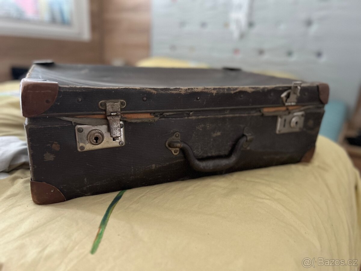Starý cest.kufr, rozhl.-dratak, dřev. truhlu na nářadí, hobl