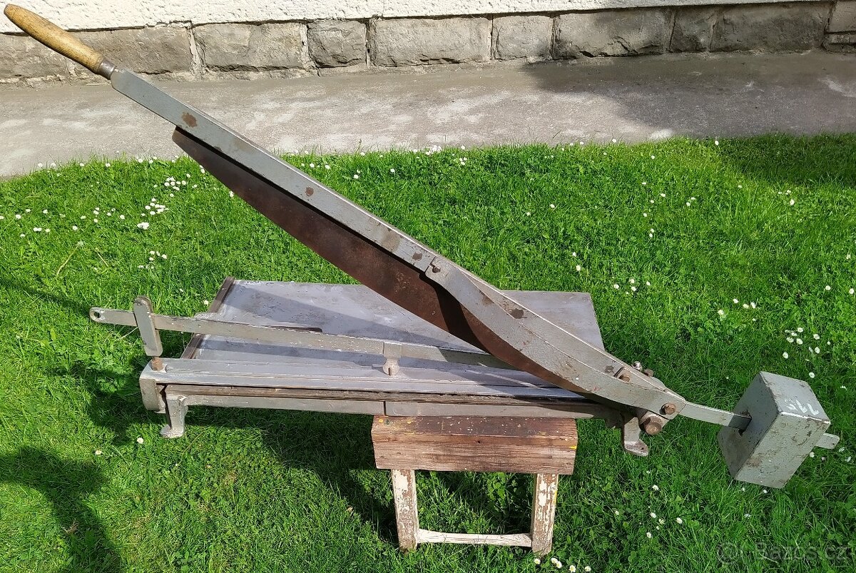 nůžky na papír nebo karton