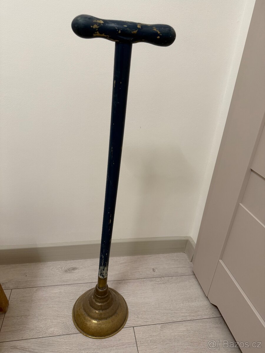 Je to stojací obouvák na boty