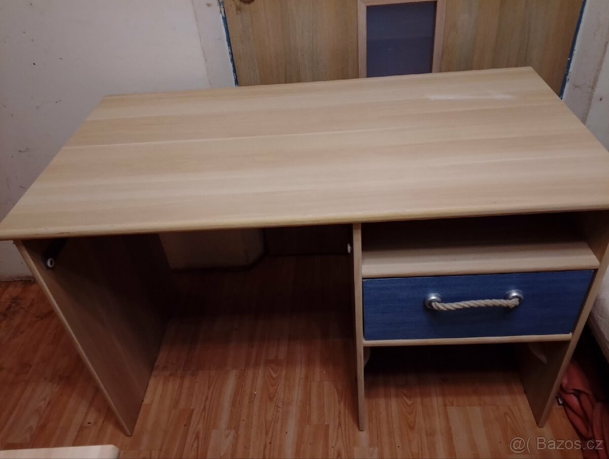 Psací stůl