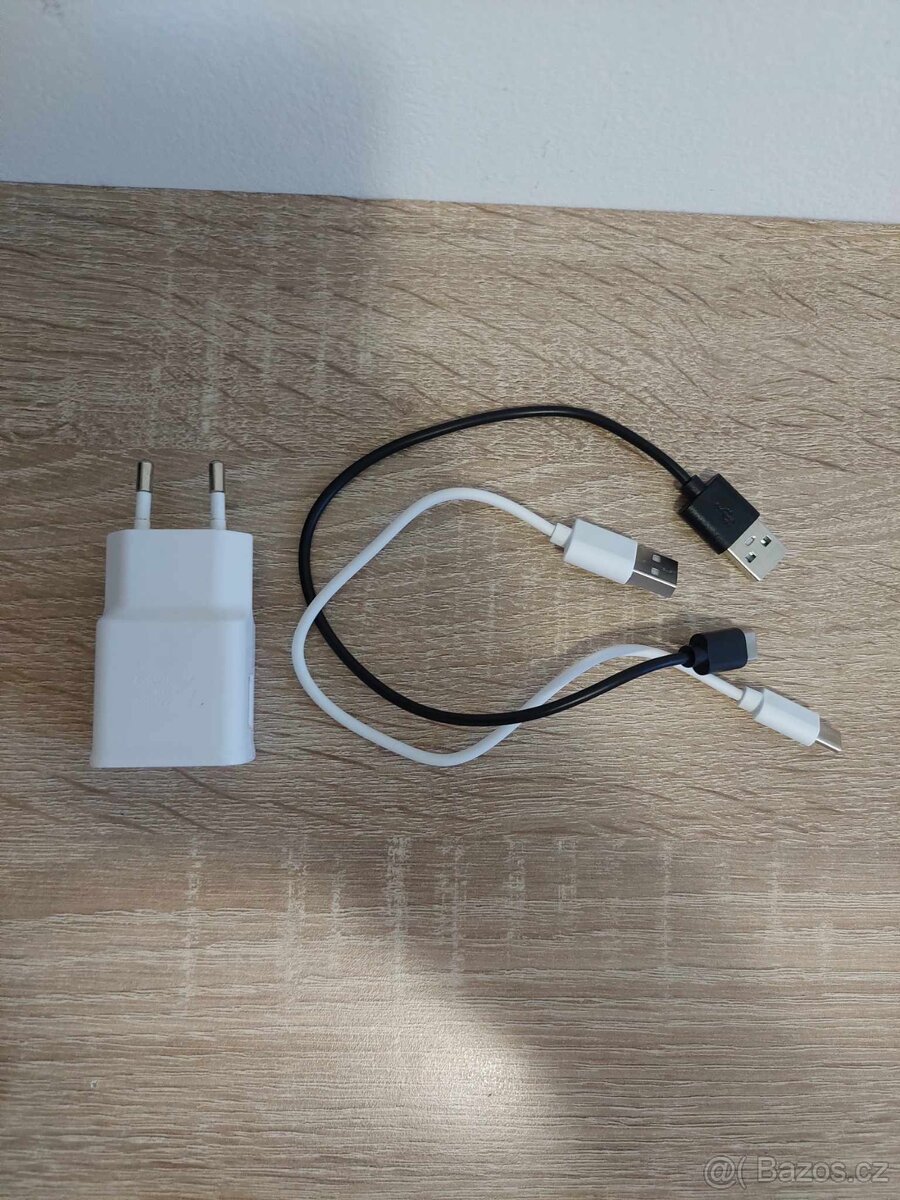 Nabíjecí kabely a adaptér ( USB C ).