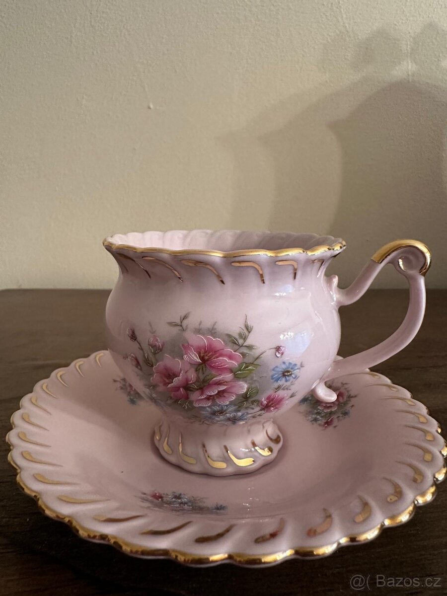 Ruzovy porcelan hrnicek