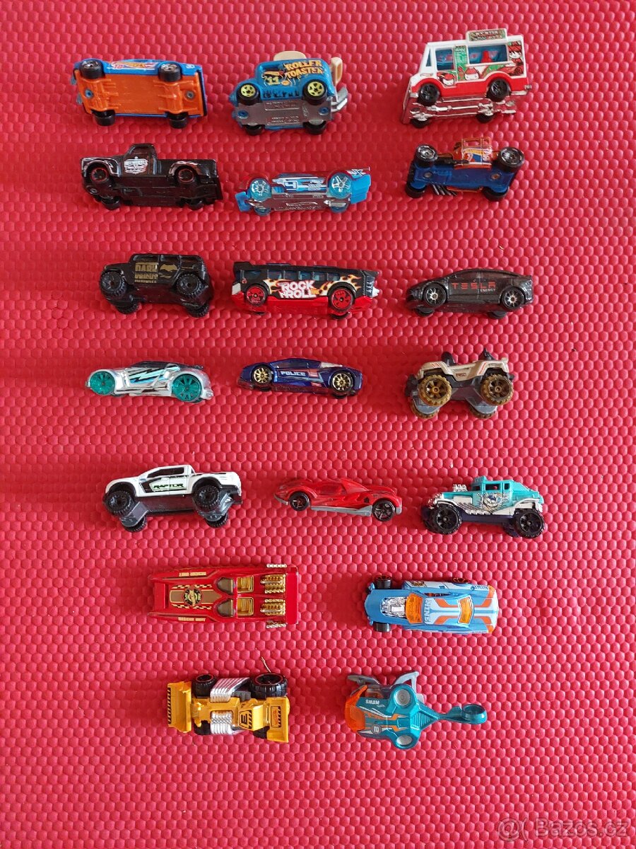 Hotwheels auta, čti popisek
