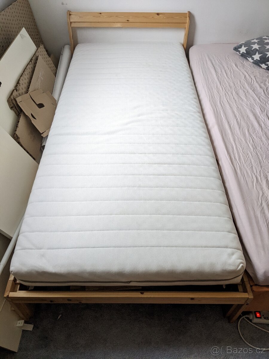 Postel s roštem a matrací