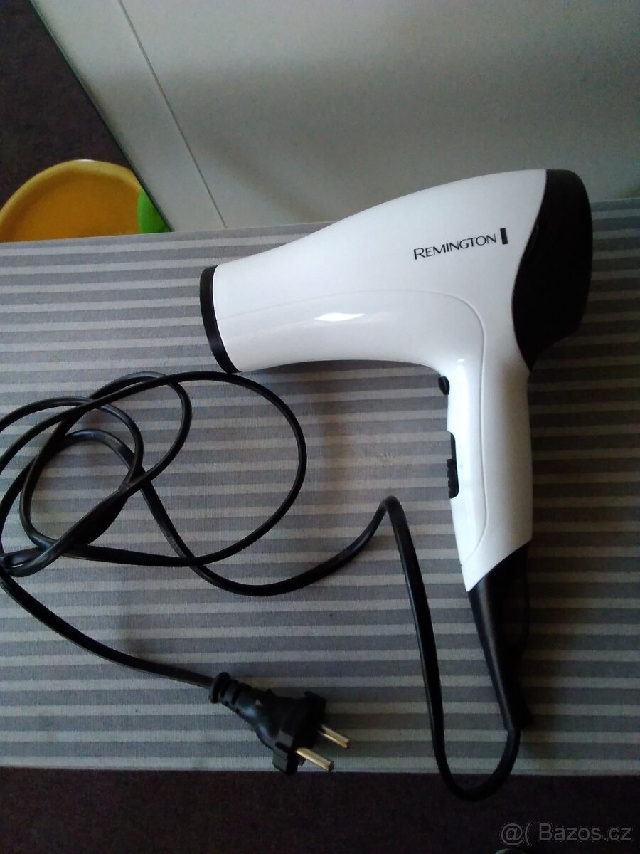 Zánovní bílý fén Remington.