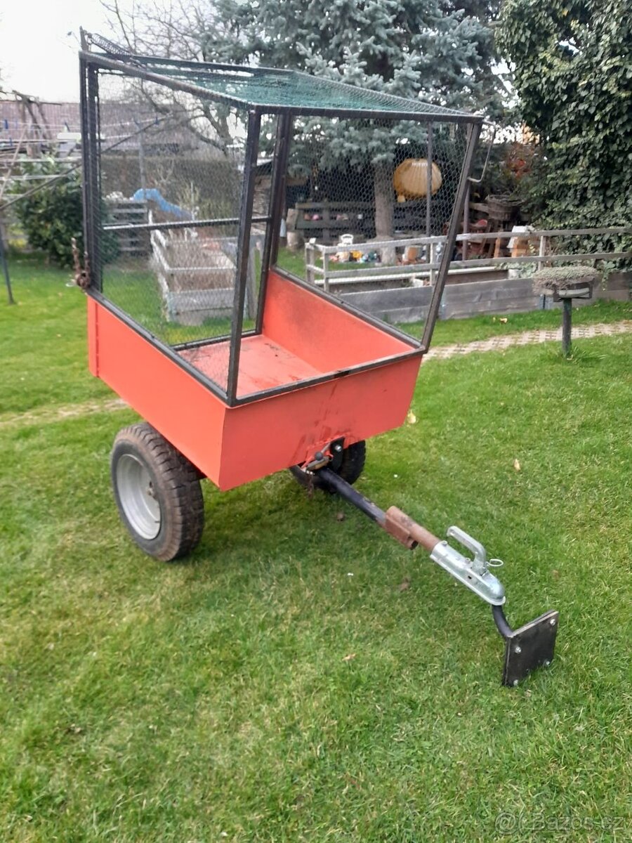 Vozík pro sběr trávy