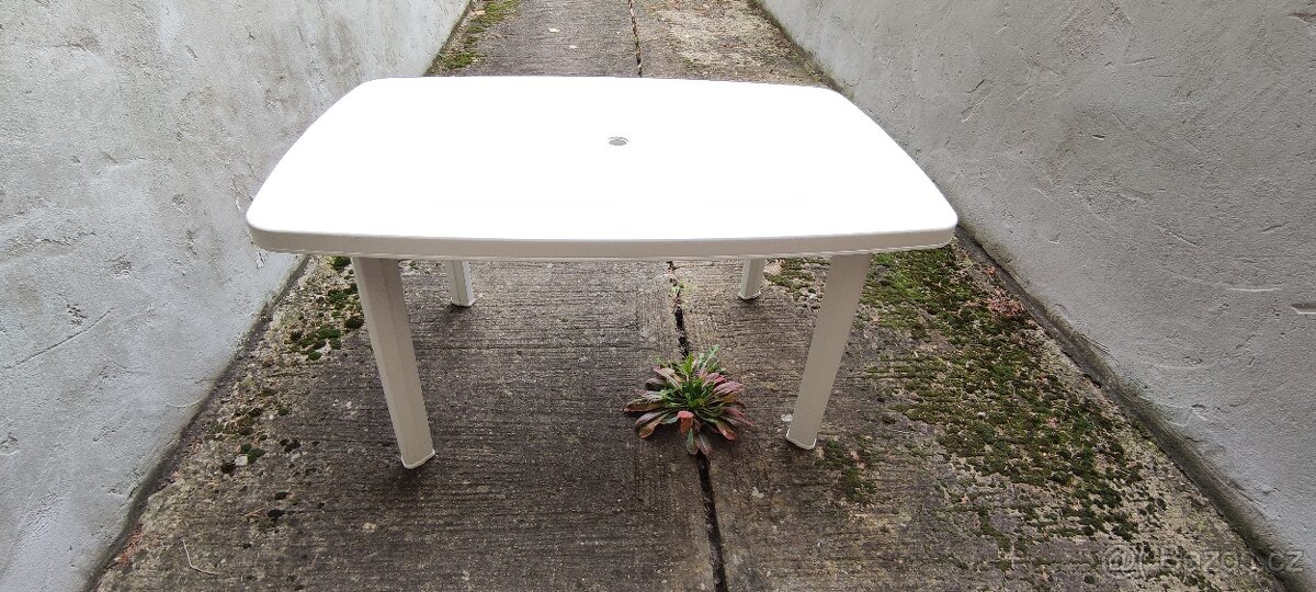 Plastový stůl s otvorem pro slunečník