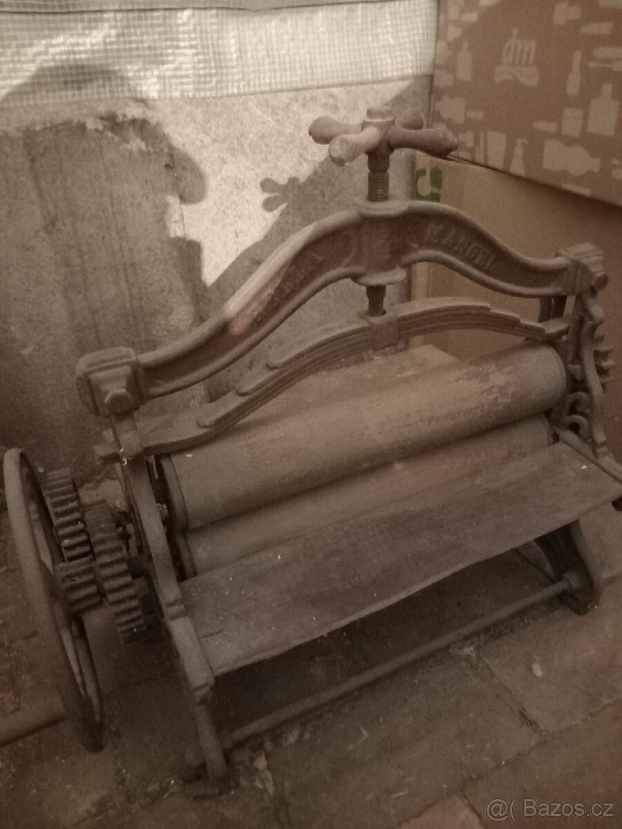 Starožitný litinový mandl