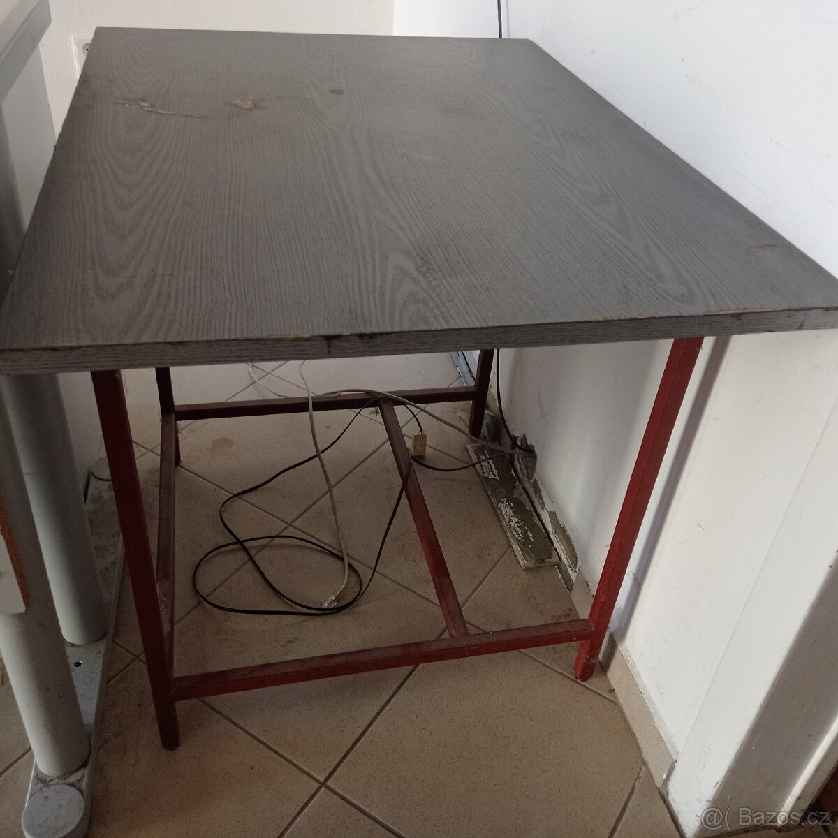 Stolek přídavný s kovovou konstrukcí