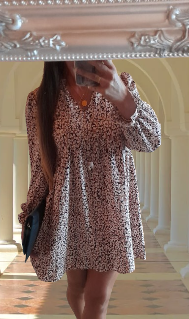 Vzorované krátké šaty s dlouhými rukávy