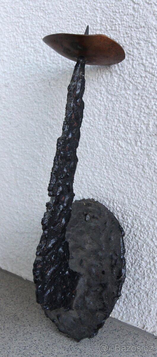 Železný závěsný svícen s měděným talířkem