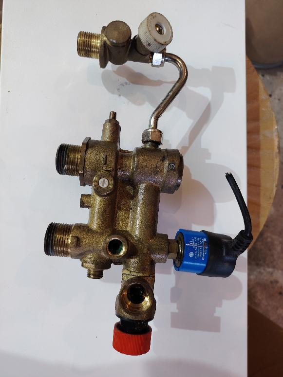 DVOUCESTNÝ VENTIL I S NAPOUŠTĚCÍM KOHOUTEM