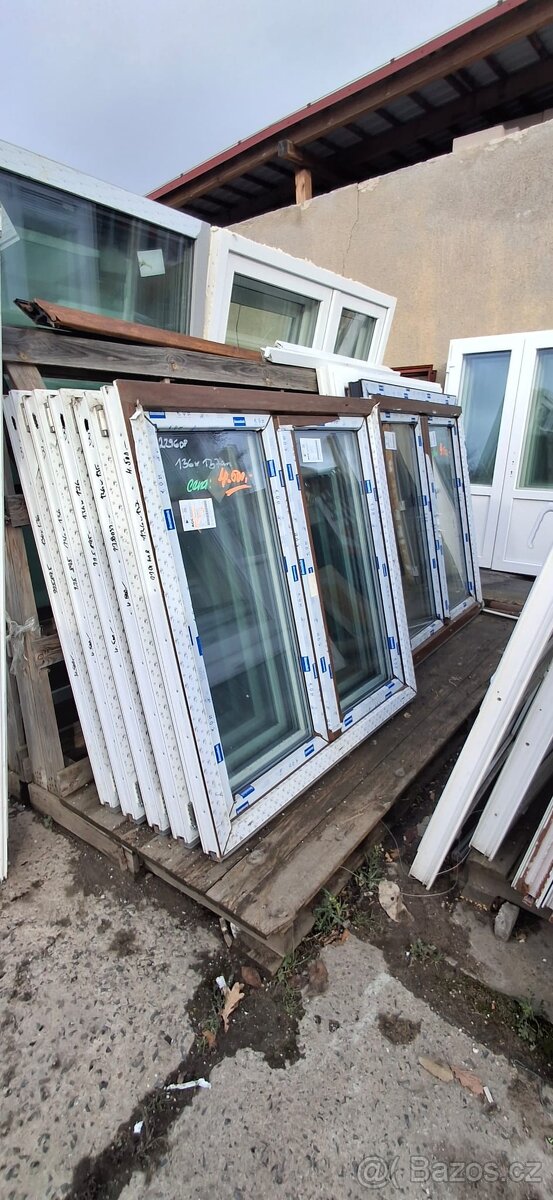 okno plastové 136x137 cm dvoukřídlé,3-sklo,barva ořech /bílá