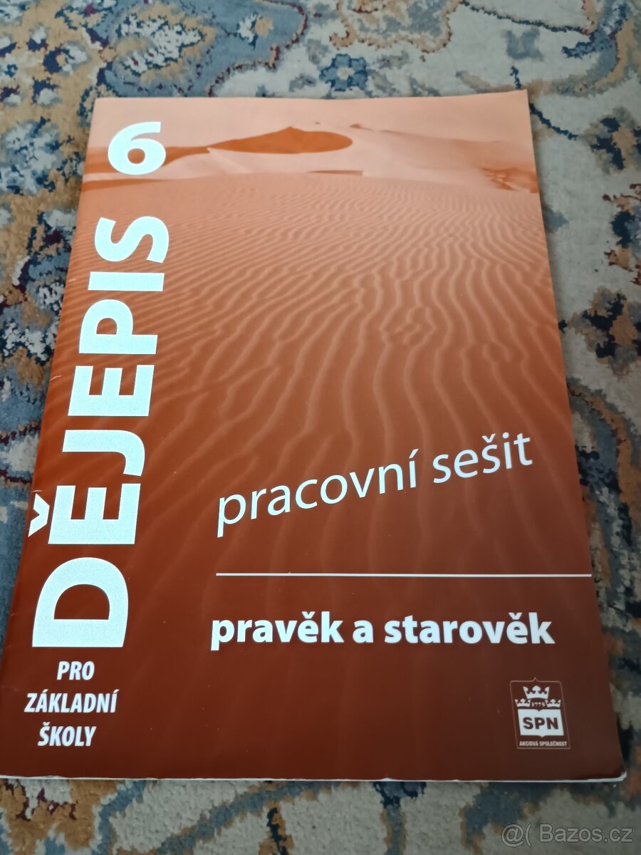 Učebnice, slovníky a atlas nejen pro střední školy