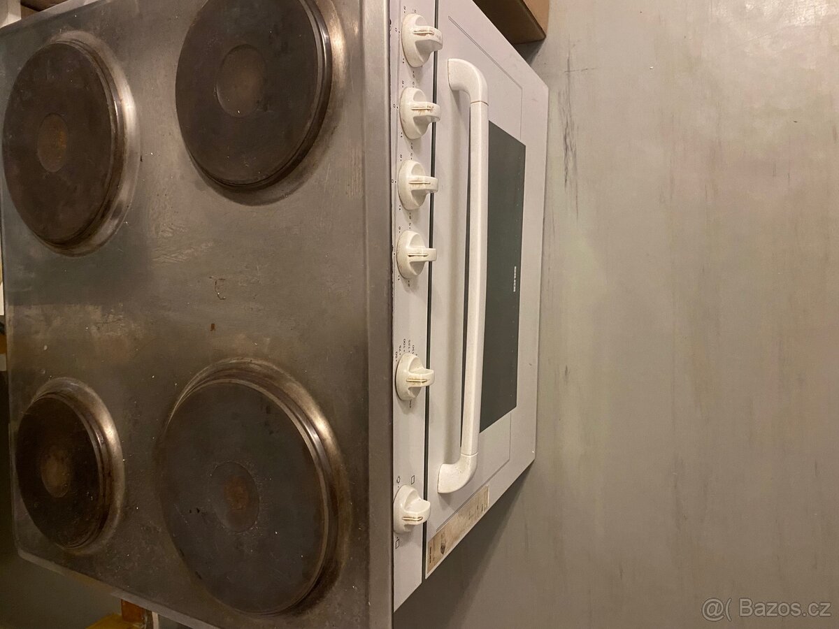 Elektrický sporák vystavený