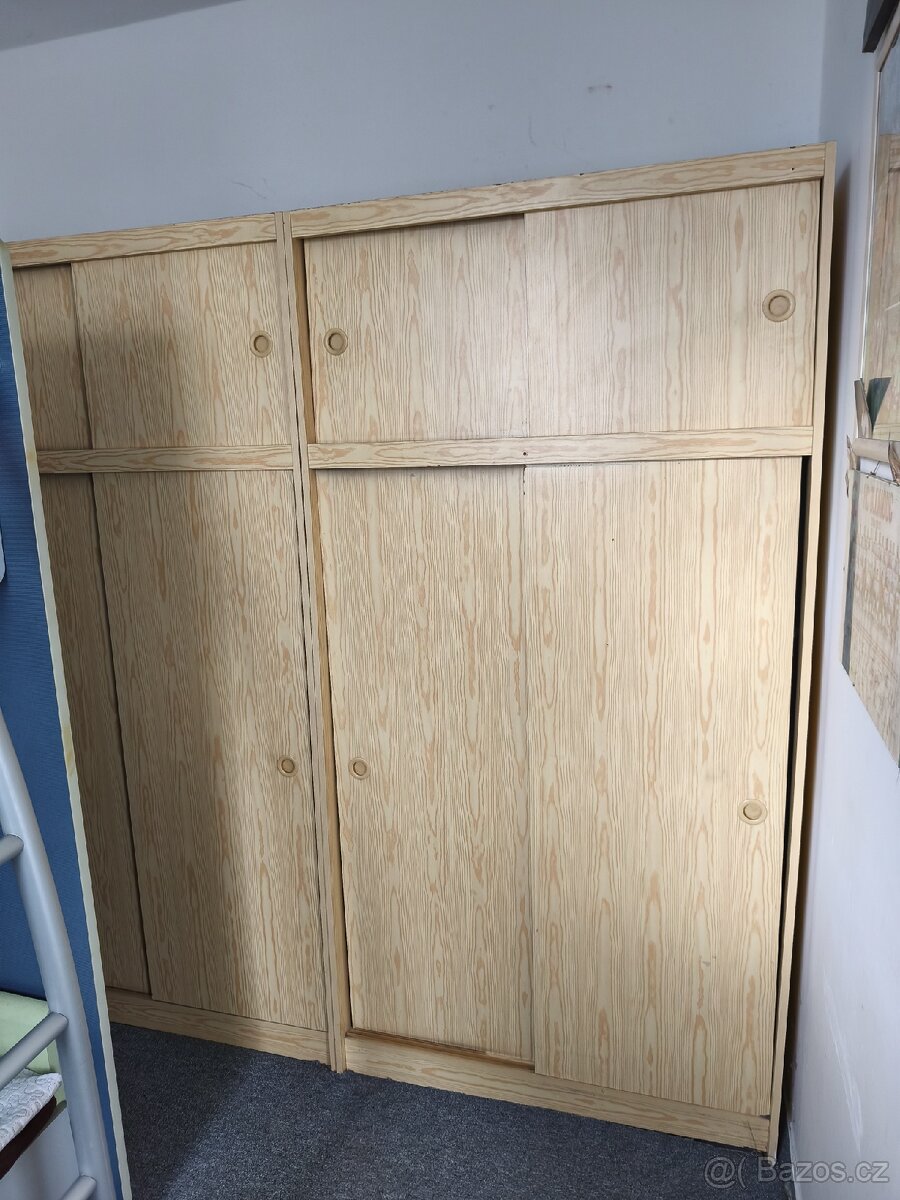 2 x skříň viz. foto. Levně.