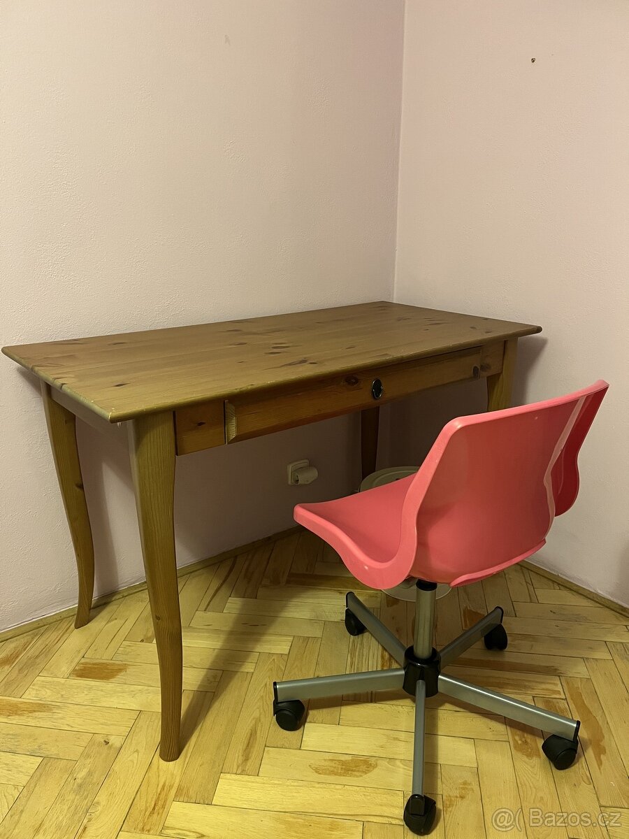 psací stůl se židlí