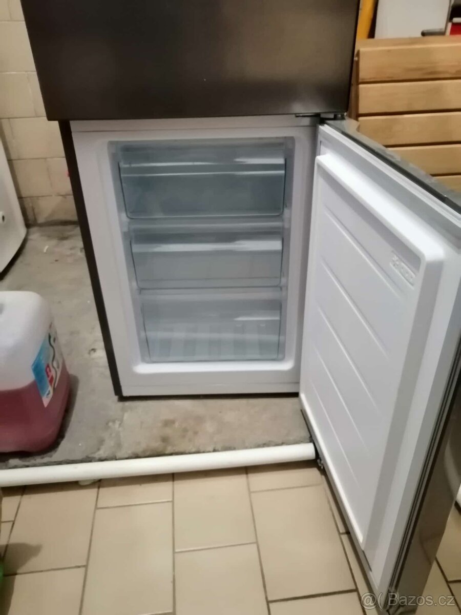 Menší lednička s mrazákem