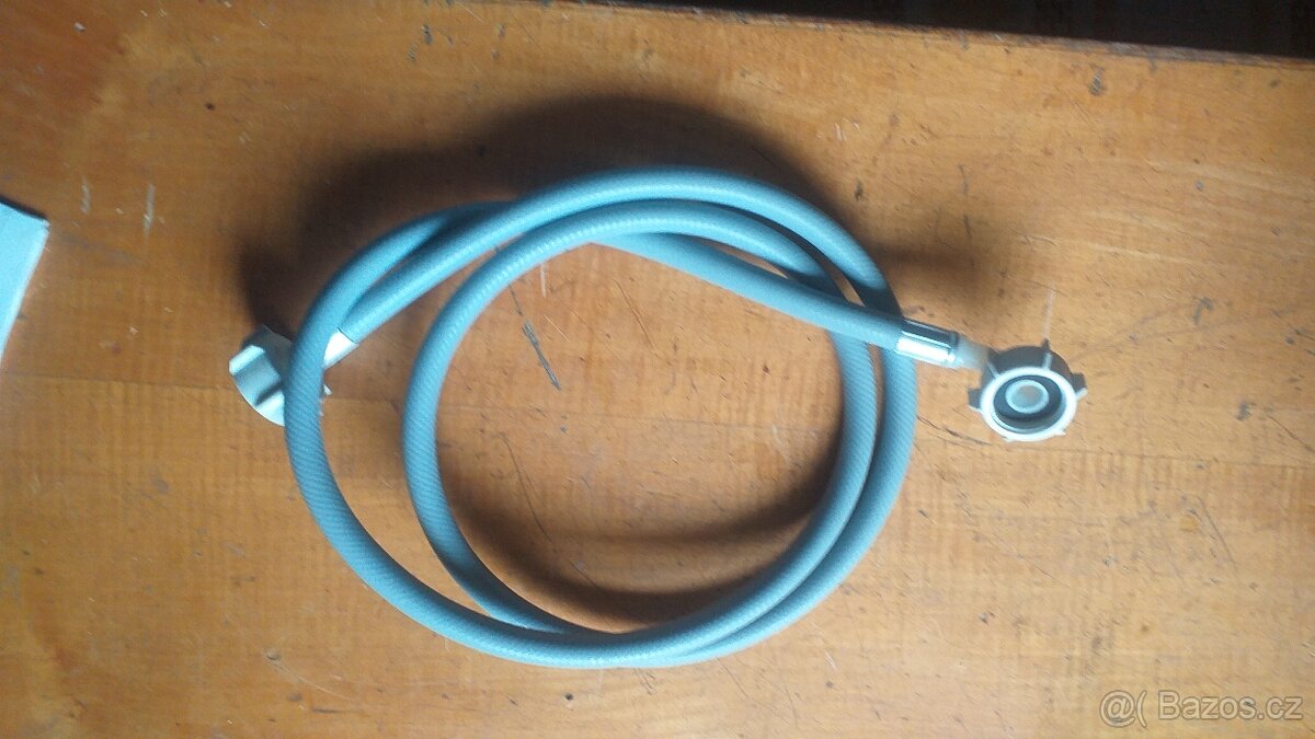 Prodám hadici k pračce na fotce. Délka hadice 150 cm.