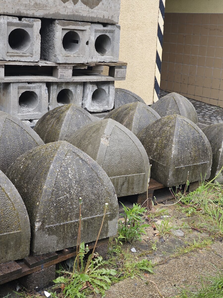 Betonové blokády cesty okrasné