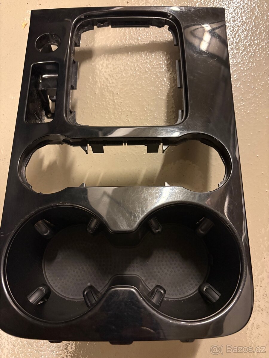 Prodám VW Touareg 7P 2011-2017 středový panel
