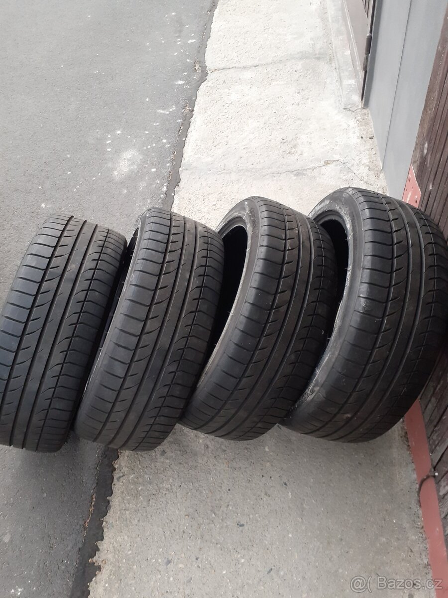 Prodám letní pneu 235/45 R 19